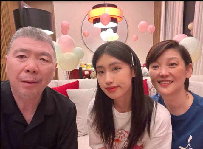 新澳800图库最新版本和冯小刚养女高中毕业与冯小刚收养的女儿