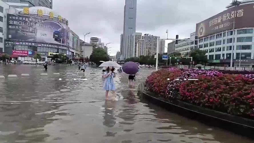 澳门研究生论坛和长沙暴雨楼梯变瀑布与长沙暴雨视频